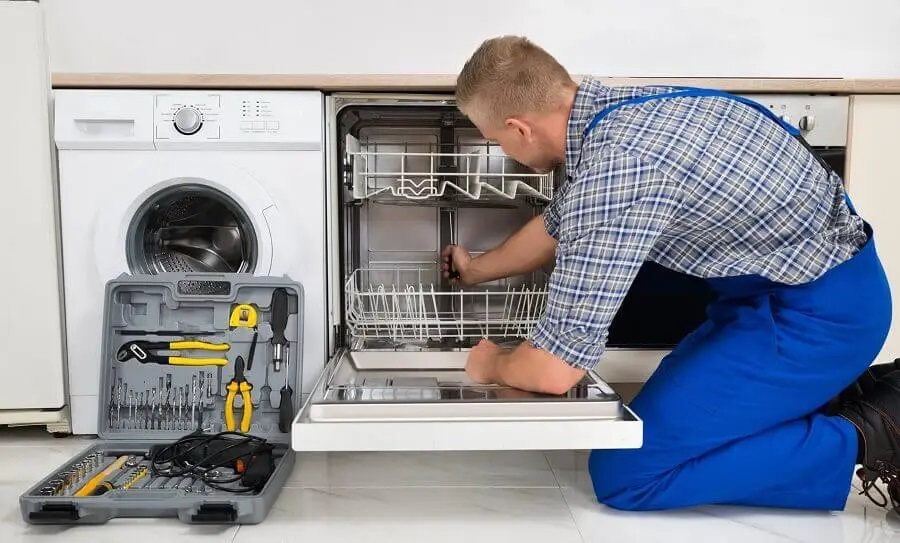Elmadağ Siemens servisi teknisyen ekibi beyaz eşya tamiri yaparken